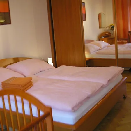 דירה Grand 220m2 Old Town Apartment, 5br,2ba,2wc, Sleeps 15 ברטיסלאבה